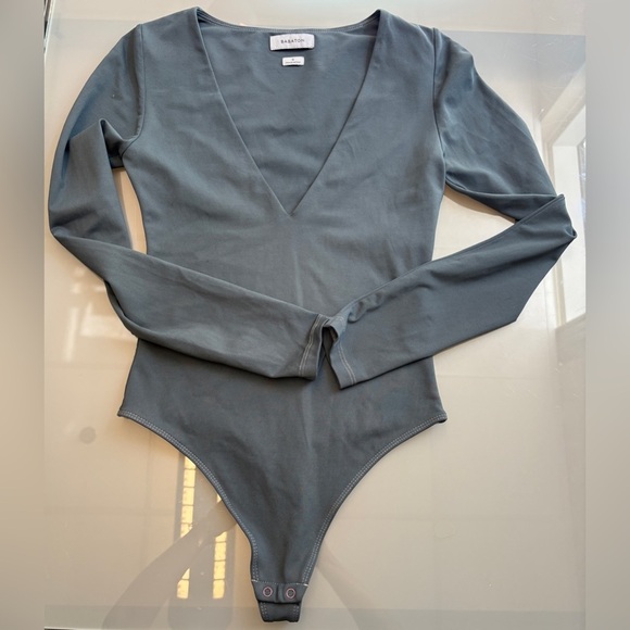 Aritzia Gray Fitted Plunging V-neck Stretchy Long Sleeve Bodysuit size Small - Picture 4 of 10